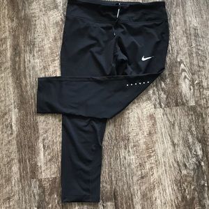 NWT Nike crop pant. Size Medium.